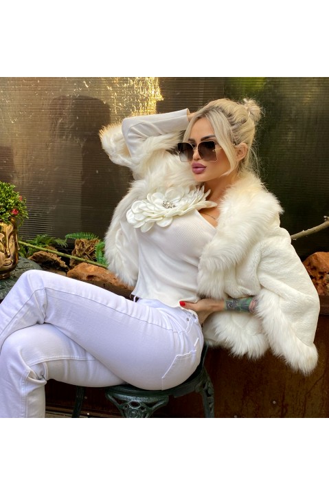 Blanita alba pufoasa superba